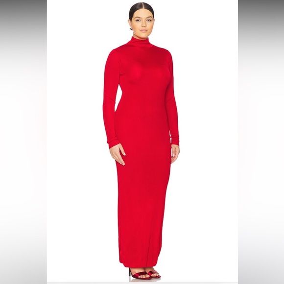 Maxi knit dress in red | L’Academie - Picture 4 of 6